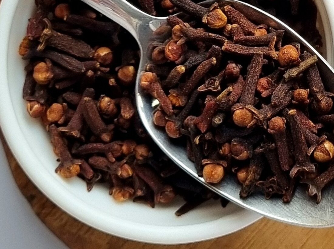 Tálka egész szegfűszeg, kanállal